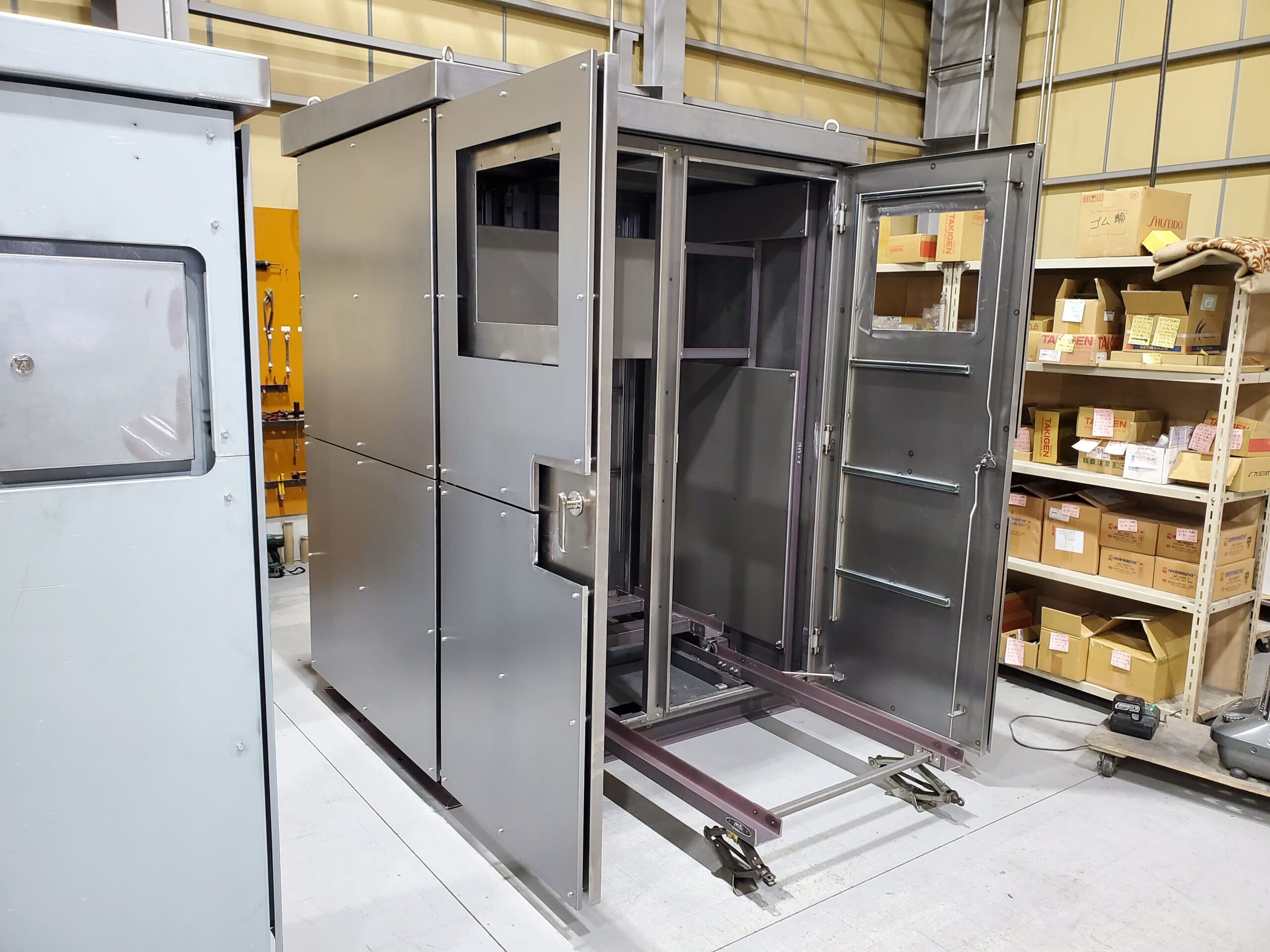 外付け取り外し可能レール付き トランス収納屋外盤