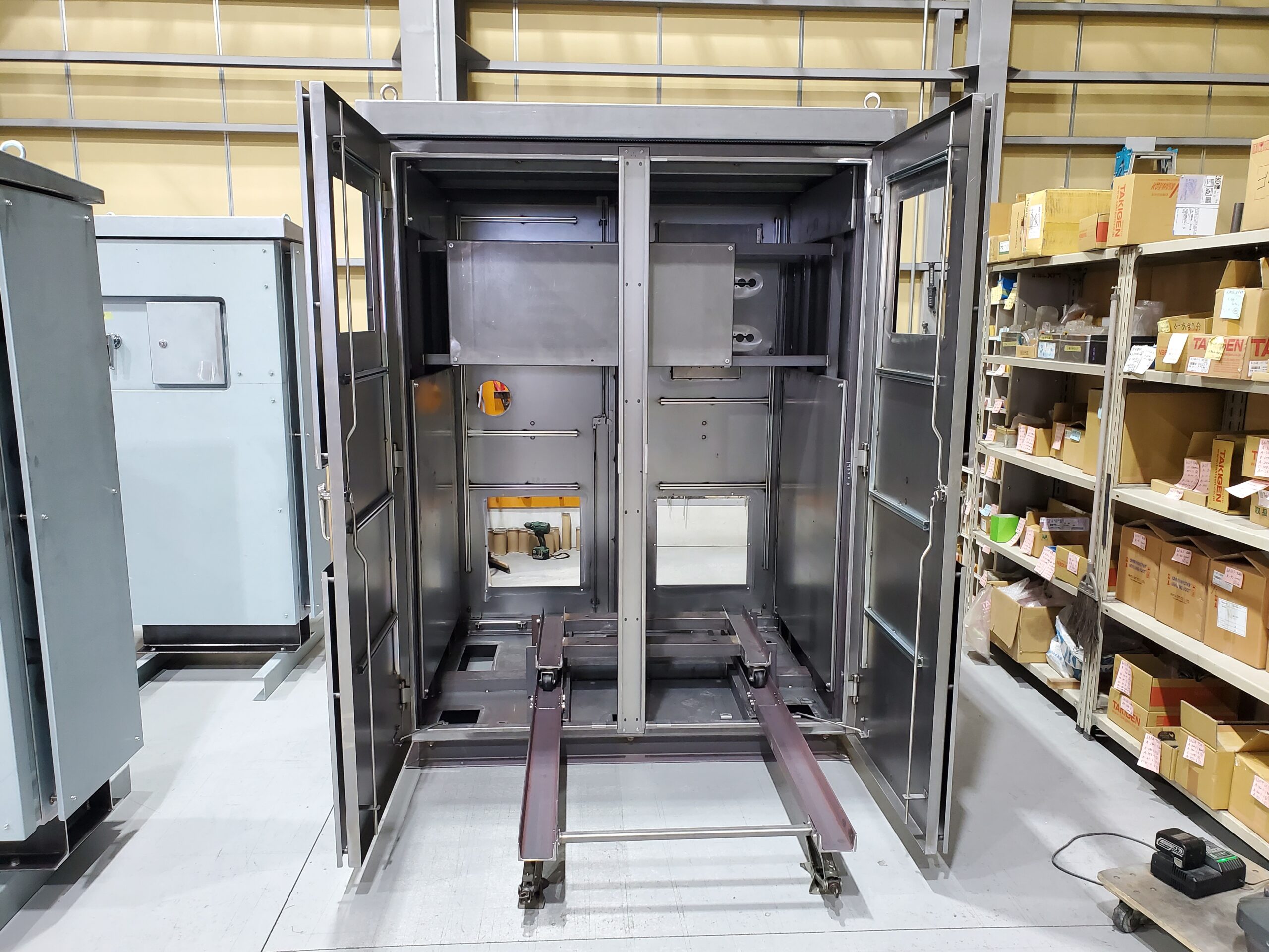大型筐体底面に「専用レール」を増設して、天井密閉と重量物のスムーズな搬入を両立！